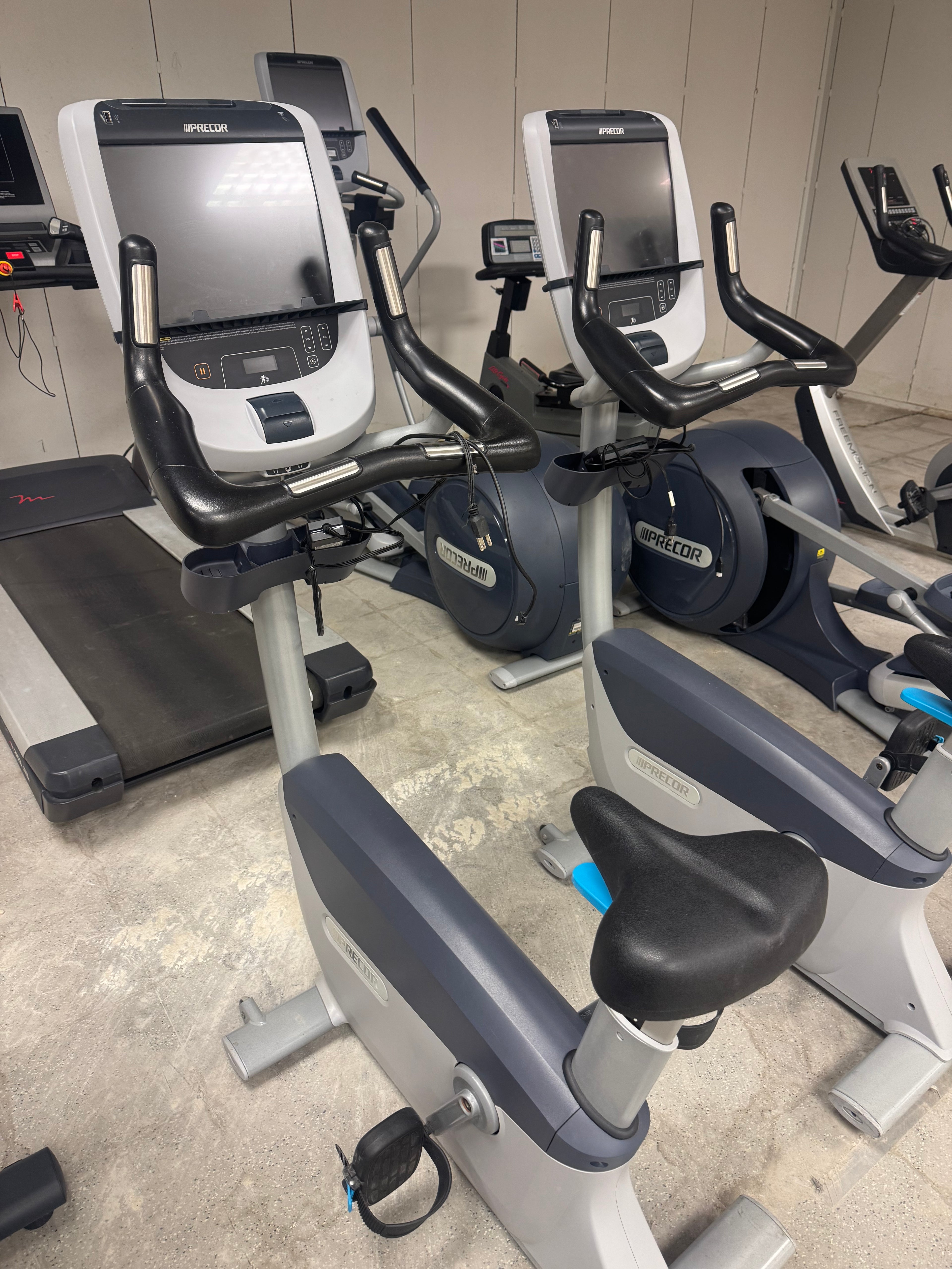 Precor 885 UBK Upright Bike W/ P80 Console