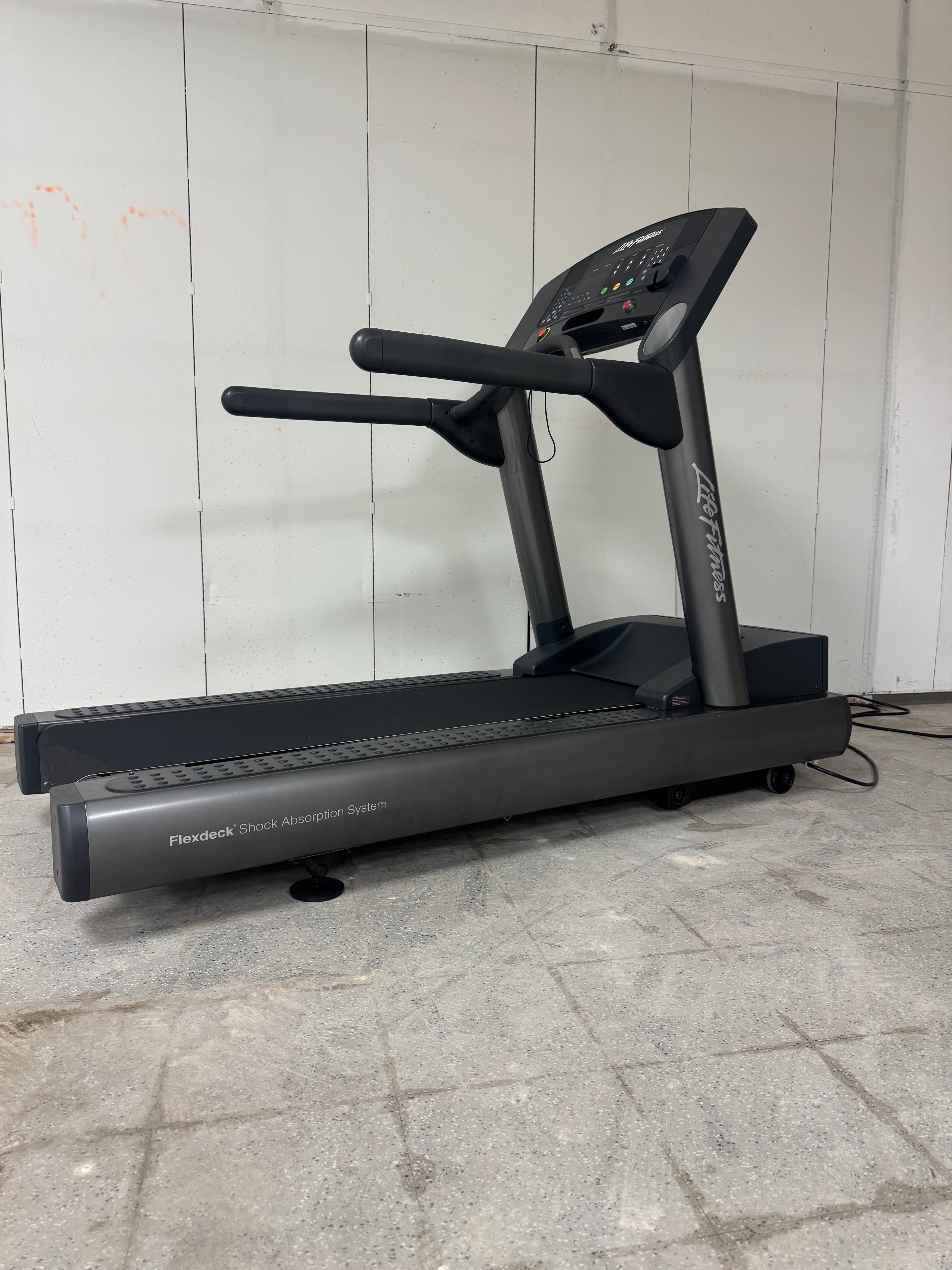 Life Fitness CLST Treadmill