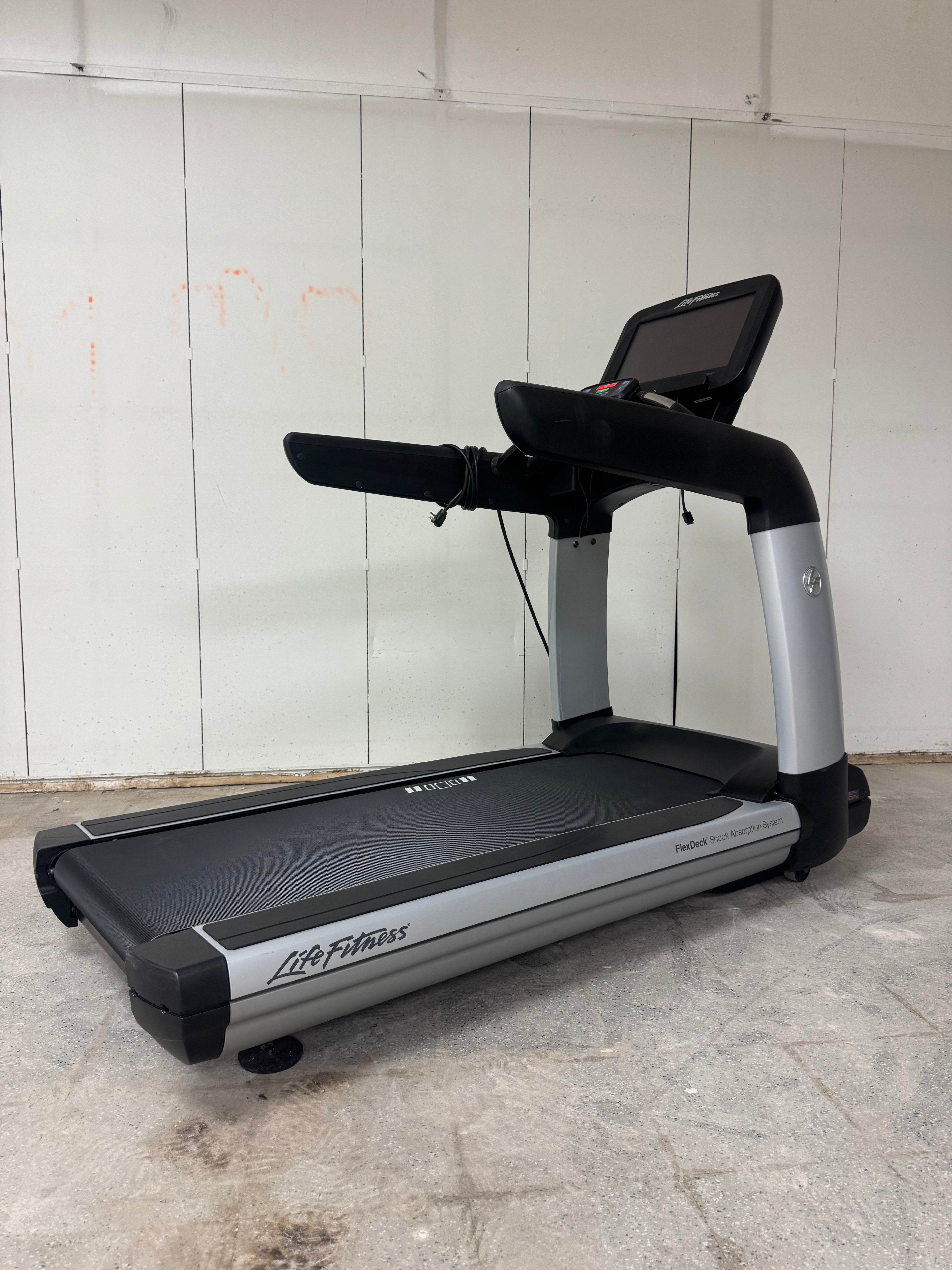 Life Fitness 95T Discover Treadmill W/ SE Console