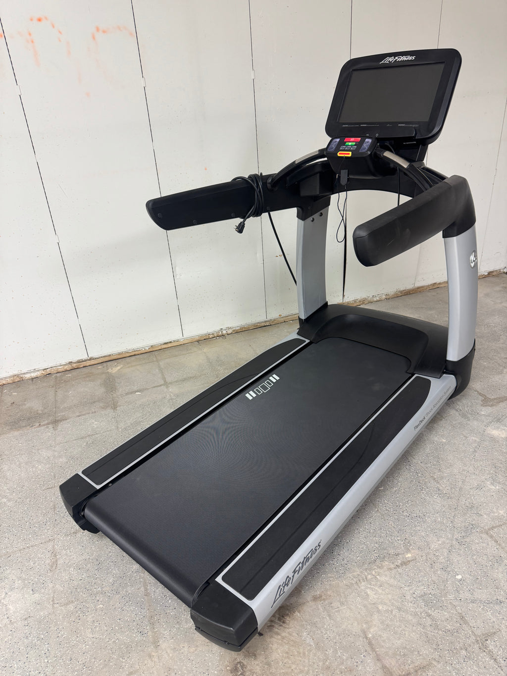 Life Fitness 95T Discover Treadmill W/ SE Console